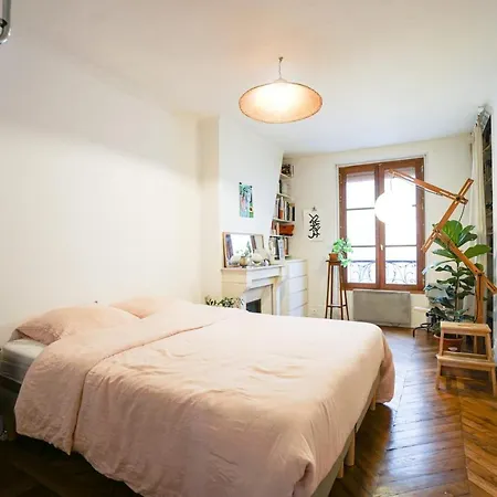 Nice Apt Near Canal St Martin شقة *